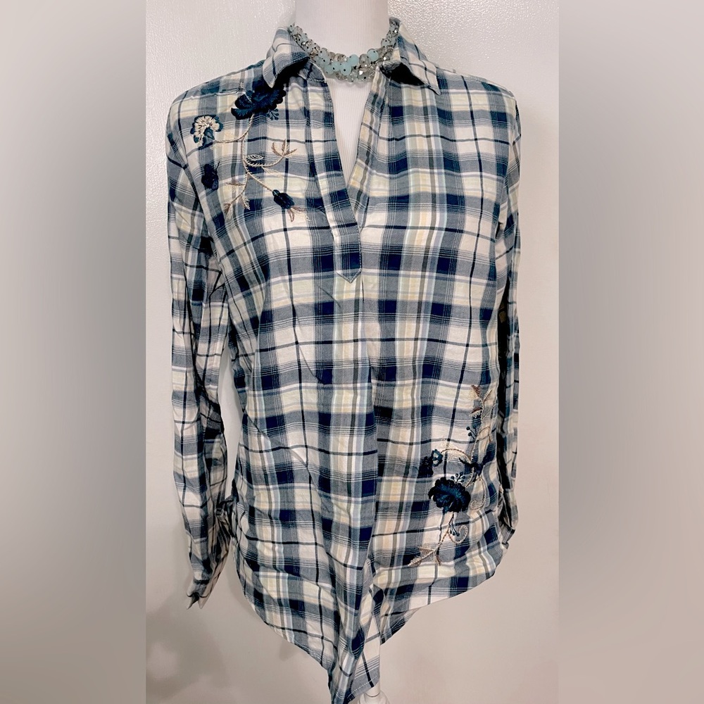 Excellent condition Sonoma Long Sleeved flannel V-neck with floral embroider M